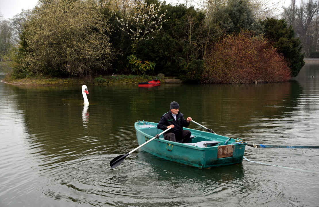 Wydobywanie zatopionego roweru wodnego w Saltwell Park w Gateshead