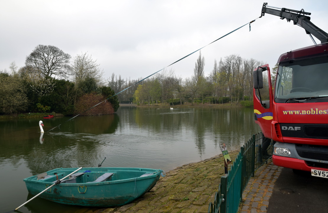 Wydobywanie zatopionego roweru wodnego w Saltwell Park w Gateshead